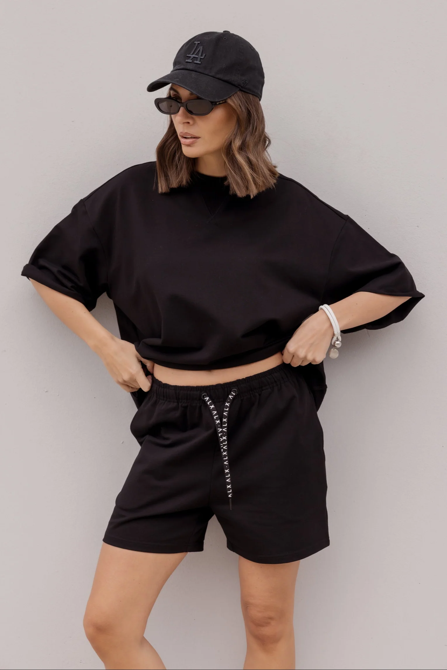 LEVI Shorts Black - Image 2