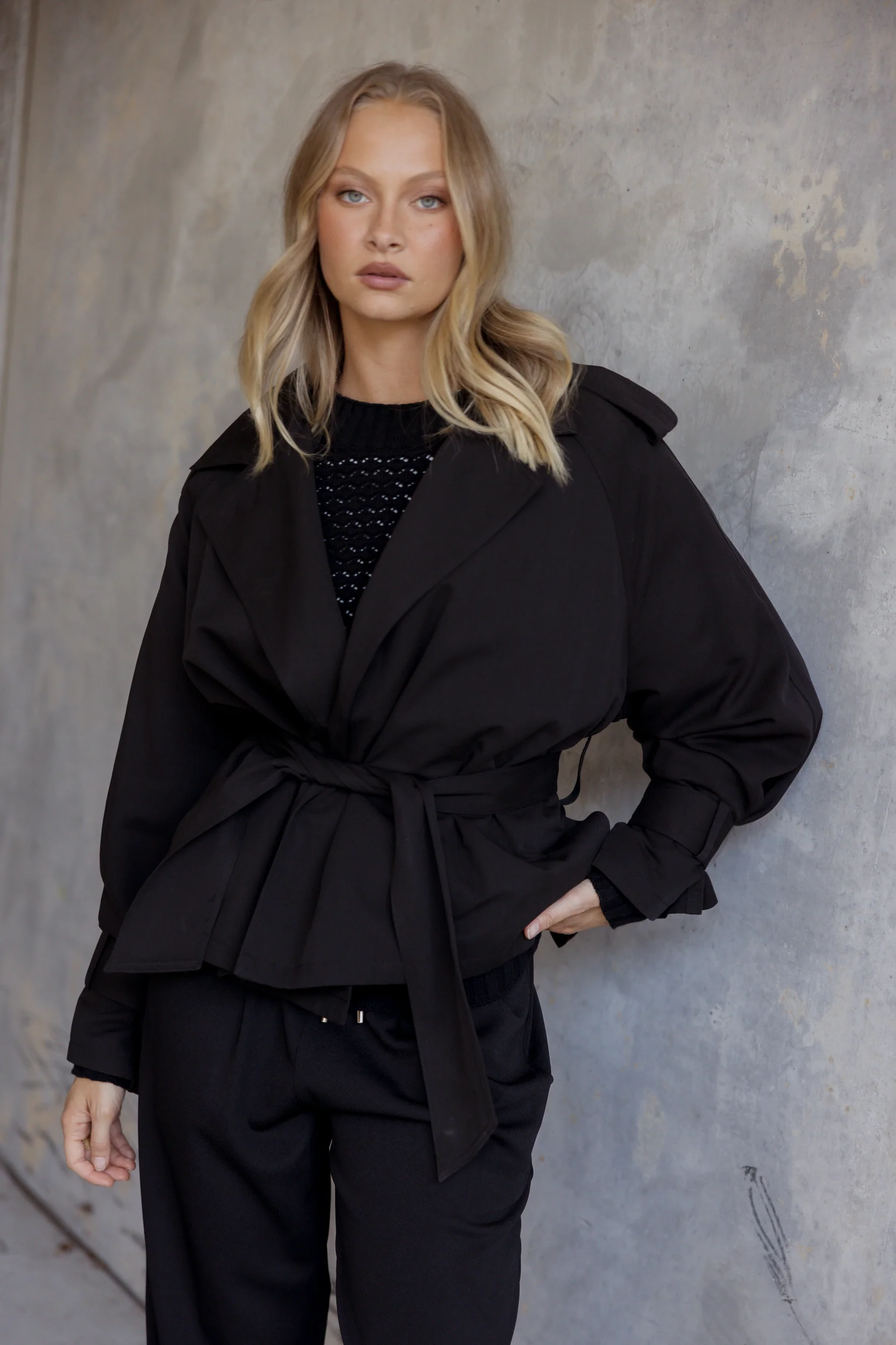 SOREN Soft Cropped Trench Black